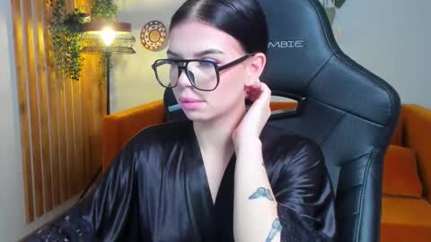 Snapshot of isabellevale chatting on 10.06.25 isabellevale online show from 10.06.25