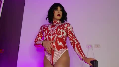 Isabella Hilton online show from 09.10.25