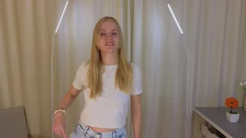 Snapshot of isauraluciano chatting on 11.25.25 Olivia online show from 11.25.25