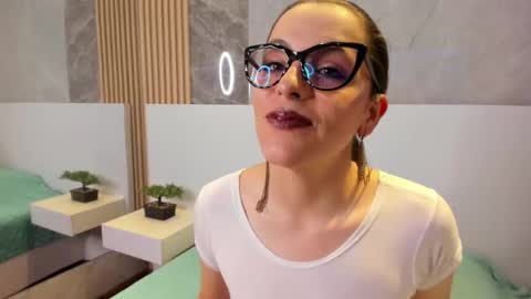 Isis Noir online show from 09.13.25