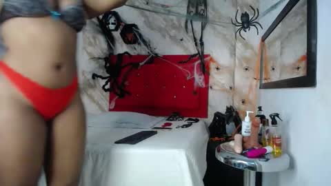 Snapshot of issa__love chatting on 11.05.25 issa online show from 11.05.25