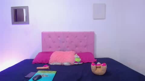 Snapshot of issa_kitty chatting on 02.25.25 issa_kitty online show from 02.25.25