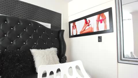 issadorajames online show from 01.18.25