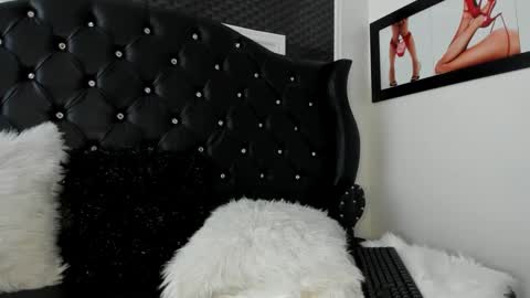 issadorajames online show from 01.18.25