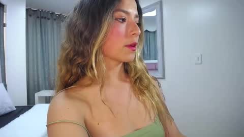 issadorajames online show from 01.20.25