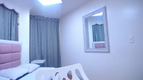 issadorajames online show from 01.29.25