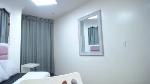 issadorajames online show from 02.08.25