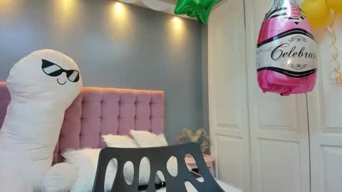 issadorajames online show from 10.05.25