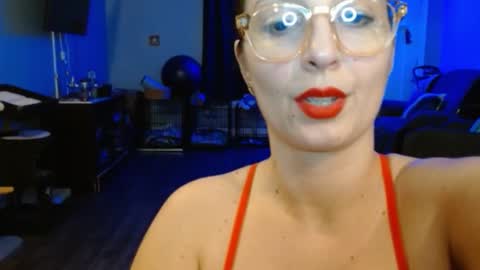 Bella Bloom online show from 02.02.25