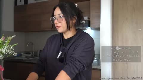 Snapshot of its_jessi chatting on 09.24.25 Jessi online show from 09.24.25