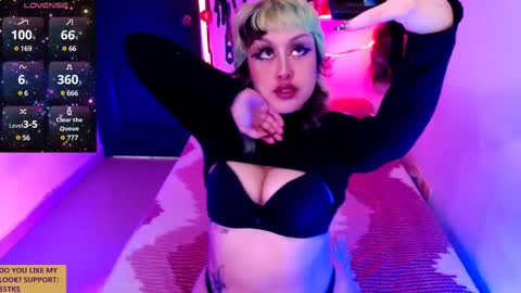Snapshot of ivy_rosse chatting on 03.01.25 You can find more of me here online show from 03.01.25