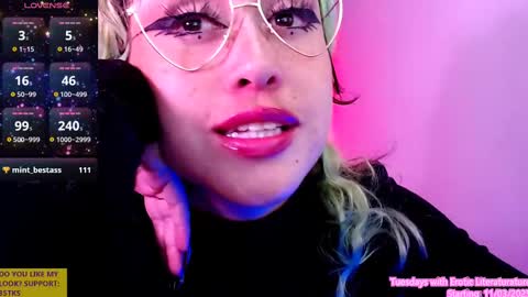 Snapshot of ivy_rosse chatting on 03.01.25 You can find more of me here online show from 03.01.25
