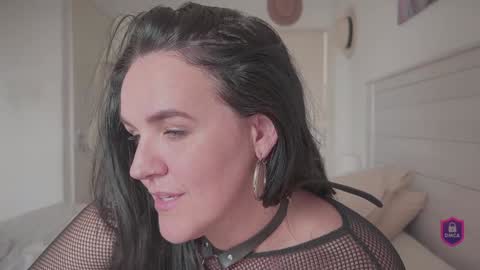 Snapshot of ivyswings chatting on 02.05.25 Ivy Swings online show from 02.05.25