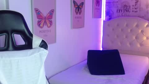 Snapshot of ivyy_crystal chatting on 02.14.25 Ivy online show from 02.14.25