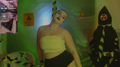 Snapshot of iwi_wi_wi chatting on 10.31.25 Daisy online show from 10.31.25