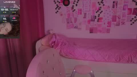 Snapshot of iwi_wi_wi chatting on 11.04.25 Daisy online show from 11.04.25