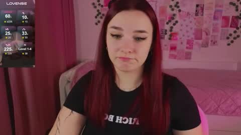 Snapshot of iwi_wi_wi chatting on 11.19.25 Daisy online show from 11.19.25