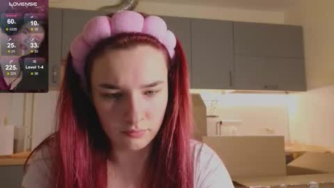 Snapshot of iwi_wi_wi chatting on 12.04.25 Daisy online show from 12.04.25