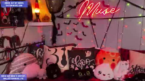 Snapshot of iwillbeyourmuse chatting on 10.27.25 Muse hethey online show from 10.27.25