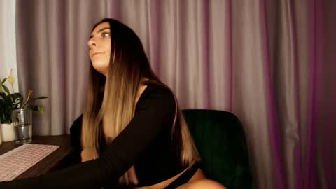 Snapshot of izy_bellee chatting on 12.02.24 izy bellee online show from 12.02.24