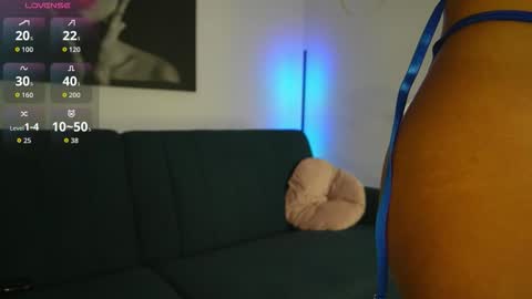 Snapshot of izy_bellee chatting on 11.04.25 izy bellee online show from 11.04.25