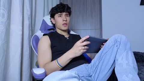 Snapshot of j_u_p_i_t_e_r chatting on 10.08.25 Noah online show from 10.08.25