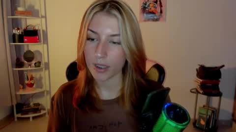 Linda Sofia help me get to 100 thumbs up online show from 02.02.25