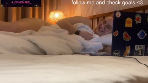 Snapshot of jacywinslat chatting on 12.16.25 jacywinslat online show from 12.16.25