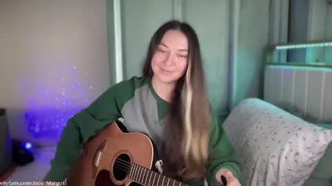 Snapshot of jade_margot chatting on 11.18.25 Jade Margot online show from 11.18.25