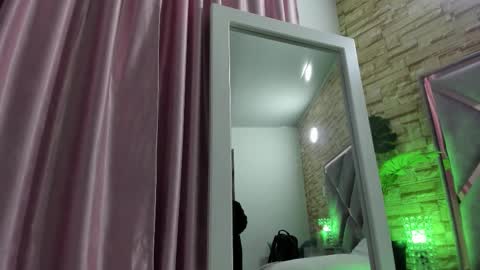 jade white  online show from 09.12.25