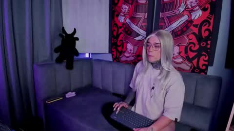 Snapshot of jadeykhada chatting on 10.17.25 Jade Khada online show from 10.17.25