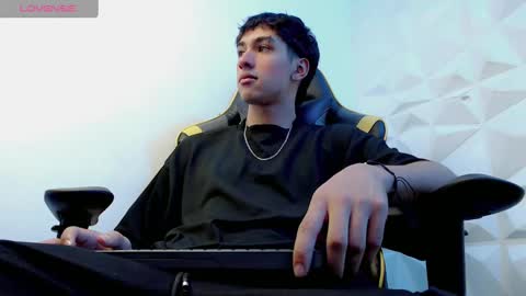 Snapshot of jake_tripp chatting on 01.04.25 jake_tripp online show from 01.04.25