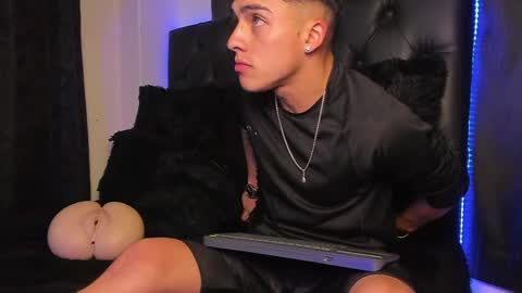 Snapshot of james1lee_ chatting on 01.14.25 LeonardoInsta LeonardoperezcoPvt open online show from 01.14.25