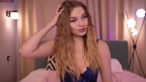 Day Alice Night Stella online show from 04.13.26