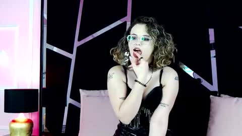 Snapshot of jasmin_voss chatting on 10.23.25 Jasmin online show from 10.23.25