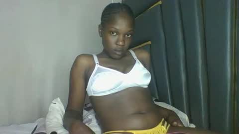 Snapshot of jeanbae4 chatting on 12.17.25 jean online show from 12.17.25