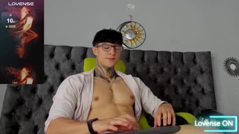 Snapshot of jeins_carter chatting on 01.29.25 JC online show from 01.29.25