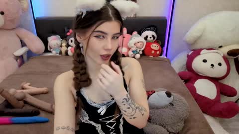 Snapshot of jenie_fire chatting on 11.23.25 Dolly online show from 11.23.25