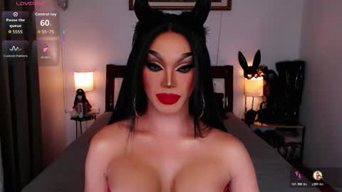 Snapshot of jenifers_body chatting on 11.01.25 Queen Jenifer online show from 11.01.25