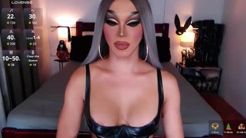 Snapshot of jenifers_body chatting on 11.28.25 Queen Jenifer online show from 11.28.25