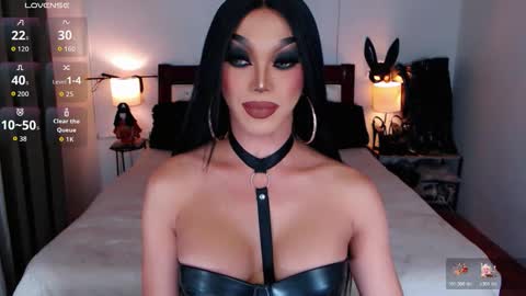 Snapshot of jenifers_body chatting on 12.15.25 Queen Jenifer online show from 12.15.25