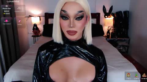 Snapshot of jenifers_body chatting on 12.18.25 Queen Jenifer online show from 12.18.25