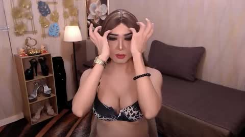 Snapshot of jenniegarcia chatting on 11.17.25 jenniegarcia online show from 11.17.25