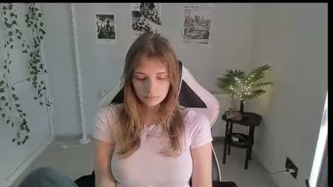 Snapshot of jenniestar chatting on 07.06.26 Karla online show from 07.06.26