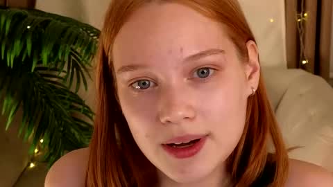 Snapshot of jennifer_shy_ chatting on 11.09.25 Jennifer online show from 11.09.25