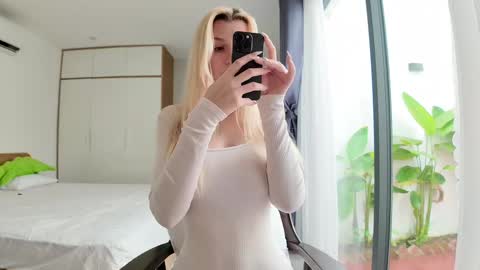 Snapshot of jennytime chatting on 02.28.25 Jen online show from 02.28.25