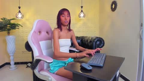 Snapshot of jessy_skinny_ chatting on 10.04.25 Jessy online show from 10.04.25