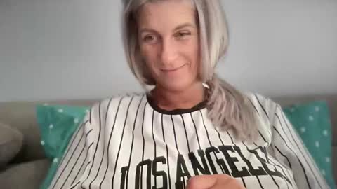 Snapshot of jessye_vega chatting on 10.10.25 Jessye online show from 10.10.25