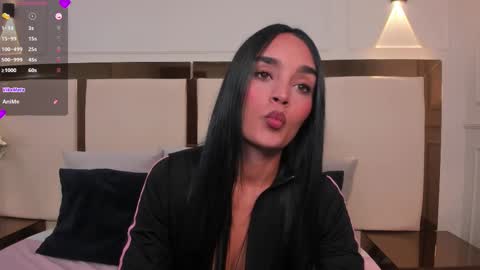 Snapshot of jhoanaduran_ chatting on 10.13.25 Jhoana online show from 10.13.25