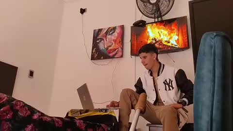 Snapshot of jhongrey2 chatting on 12.31.24 jhon online show from 12.31.24